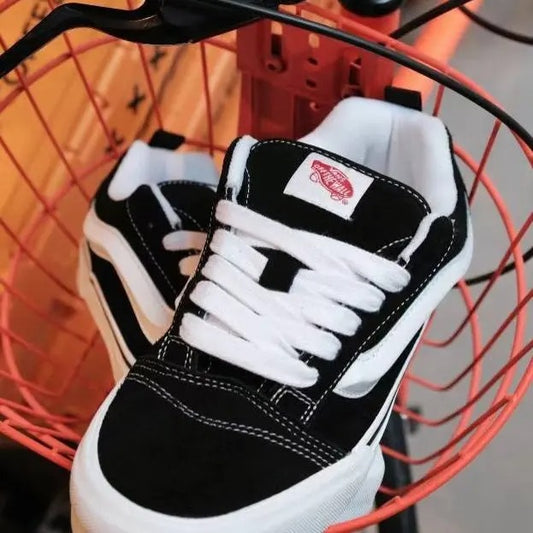 ¡Tenis Vans negros: el clásico que combina con todo!